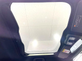 【ガラスルーフ】ガラスルーフ搭載で車内の解放感が一気にアップ!開放的なドライブをお楽しみいただけます。