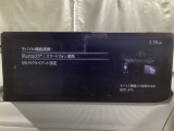 Bluetoothに接続することで、スマートフォンに入っている音楽アプリを車内で楽しめたり、通話が出来ます♪空調スイッチ類は最近流行のタッチパネル式ではなく、運転中でも直感的に操作できるダイヤル式を採用してお