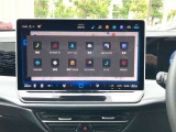 15インチタッチ&スワイプ式のディスプレイ。各種アイコン等も大き目で見やすく、スマートフォン感覚で直感的な操作が可能です。手をかざして操作するジェスチャーコントロール機能も搭載。