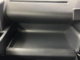 助手席側のインパネトレイは大きくてボックスティッシュも置けます!