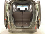 開口部も広く荷物の積み下ろしもしやすいお車となっております。シートの背もたれは5:5の割合で背もたれを可倒でき、前後のシートスライドもできるので荷室をひろげることができます。