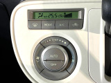 【オートエアコン】一度お好みの温度に設定すれば、車内の温度を検知し風量や温度を自動で調整。暑い&hellip;寒い&hellip;と何度もスイッチ操作をする必要はありません。快適な車内空間には必須の機能ですね♪