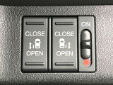 【両側パワースライドドア】スマートキーや運転席のスイッチで後席両側スライドドアの開閉が可能♪電動だから力を入れてドアを開ける必要が無く、小さなお子様でも簡単に開け閉めでき快適です♪