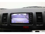 ■バックカメラ■ モニターを見ながら車庫入れやバック運転ができるので、車庫入れが苦手な方や大きな車を運転する際にも安心!現在のバックカメラは小型になってあまり目立ちません。視野も広く、オススメです!