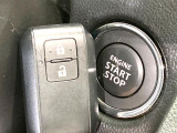 【キーレススタートシステム】カバンやポケットに入れたままでもドアの施錠・解錠が可能なスマートキーを装備。エンジンのオン・オフ時もカギを取り出す必要が無いからとっても便利です♪