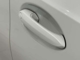 コンフォートアクセス付きでキーを携帯していれば施錠、開錠が可能です。