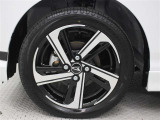 15インチアルミホイール(切削)が装着されています。タイヤサイズ165/55R15