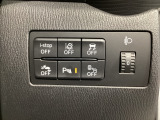 運転席脇のクラスタースイッチ部分にはブラインドスポットON/OFF、パーキングセンサー、アイドリングストップOFF、その他走行系スイッチを集中配置しております。