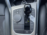 【シフトノブ】BMWの高性能オートマチックは、ATセレクトレバーを左側に倒すことで、通常の「D」から「S」(スポーツ)または「M」(マニュアル)へと切り替えが可能です。