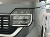LEDヘッドライトは、点灯の瞬間から最大光量を発揮し、突然暗くなるトンネルなどでの安定感を高めます。