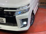 【LEDヘッドライト】悪天候や夜間走行時も良好な視界を確保し安心して運転できる高輝度LEDヘッドライトを装備!点灯速度が早く、消費電力も抑えられています。