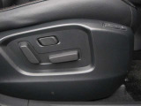 運転席シートは前後スライド・上下リフター・リクライニング・ランバーサポートを細かく調整し、人馬一体感を具現化する事ができる電動シートを装備。またお二人までシートメモリーすることができます。