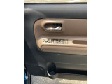 全席パワーウィンドウとなっています。運転席はオートになっているのでワンタッチ開閉することが出来ます。