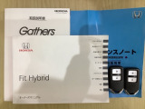 スマートキーは鍵をバッグに入れたままでもドアロックの開閉やエンジンのON・OFFができます。夜間や雨の日も鍵を探さなくて良いので便利です。