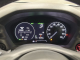 ハイブリット車専用のメーターです。右側の大型スピードメーターに加え、ステアリングスイッチを使って左のマルチインフォメーション・ディスプレイで燃費や動力伝達などの情報が見れるようになっています。