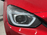 LEDヘッドライトは、点灯の瞬間から最大光量を発揮し、突然暗くなるトンネルなどでの安定感を高めます。