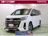 大きく開いたフロングリルに太い横ラインがボディのワイドさを強調する【ノアHV】。随所に施されたメッキ加飾がよりシャープさを際立たせる特別仕様車W&times;BIIIです。