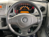 インテリアに合わせたデザインのステアリングは、運転される方のことも考え、運転しやすい形状、大きさです。是非一度、実際に触ってお確かめください。