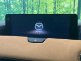 【12.3インチマツダコネクト】車内の雰囲気にマッチした大型ディスプレイ。スマホ接続でのナビ使用やBluetooth再生等、様々な機能が楽しめます。直感的なダイヤル操作が可能で、使い勝手も良好です。