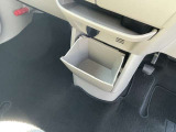 エアコン操作下部にちょっとした小物入れを装備♪ウェットティッシュ、タオルなど収納は色々!