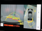 パノラミックビューモニター付きです。車両を上から見たような映像をディスプレイオーディオ画面に表示。運転席からの目視だけでは見にくい、車両周辺の状況をリアルタイムでしっかり確認できます。