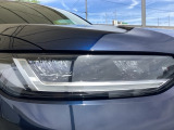 明るく白い光のLEDヘッドライトにより、夜間でも遠くまで見通しやすく、安全性が高まります。