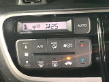 【オートエアコン】一度お好みの温度に設定すれば、車内の温度を検知し風量や温度を自動で調整。暑い&hellip;寒い&hellip;と何度もスイッチ操作をする必要はありません。快適な車内空間には必須の機能ですね♪