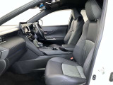 高いホールド性で運転姿勢が安定します。長距離ドライブでも疲れにくいのが魅力です。快適なドライビングライフをお送りください♪