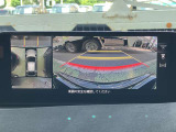 360度ビューカメラを搭載。4方の小型カメラの映像を処理し、車両真上からの映像に変換しています。