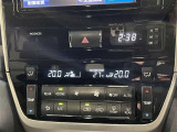 【オートエアコン】一度お好みの温度に設定すれば、車内の温度を検知し風量や温度を自動で調整。暑い&hellip;寒い&hellip;と何度もスイッチ操作をする必要はありません。快適な車内空間には必須の機能ですね♪