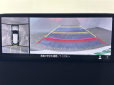 【360&deg;ビュー・モニター】まるでクルマを真上から見下ろしたかのような視点で駐車をサポートします!クルマの斜め後ろや真横など、前後左右の4つのカメラの映像が合成されて、モニターに映し出されます。