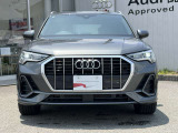 シングルフレームグリルはAudiの象徴的なデザイン要素であり、一目でAudiとわかるスタイル、大きくて迫力のある形状が車のスポーティな印象を強調しており、魅力的なデザインとなっています。