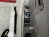 狭い駐車場で便利な電動格納ドアミラーが付いています。