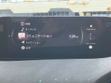 10.25インチの大きなディスプレイを、見やすいオンダッシュに配置。各種メディアの視聴やスマートフォンとの接続、別売SDを装着してナビゲーションの利用も可能です。