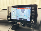 パノラミックビューモニターを装備。駐車場や交差点でクルマを真上から見るように周囲を確認できます。機能の詳細は販売店スタッフまでおたずねください。