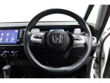 運転中もハンドルでの操作が可能です。特に高速道路等の目が離せない運転時には、便利さだけでなく、安全性も兼ね備えております。