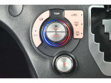 オートエアコン搭載です。温度を設定しておけば後は車が自動で風量などを調節してくれます。