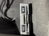 【ETC】有料道路を利用する際に料金所で停止することなく通過できる、ETC車載器(ノンストップ自動料金収受システム機器)が装備されています。セットアップを行うことで利用可能になります。
