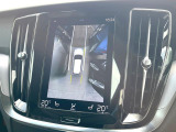 【360&deg;ビューカメラ】4台の高解像度カメラで360度の鳥瞰図を表示。隣の車や壁、死角にある障害物などを画面で確認できるため、狭いスペースでの駐車・出入りも安心です。
