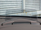 運転視界の遠方上方に虚像を投影することで前を見ながら情報の視認ができます。本当にドライバーが必要な情報を適切に伝え、楽しんで頂くことを考えた新世代装備です。※虚像は1.5m前方に浮かぶイメージです。