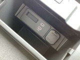 センターコンソール内にUSB端子2個設置 ミュージックプレーヤー接続でお気に入りの音楽を楽しむことが出来ます♪USB端子接続で可能な端末充電を同時に2個行うことが出来ます。