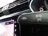 居眠り運転やわき見運転など、万が一車両が道路白線をはみだしそうになると、車がハンドルを自動修正してくれるアウディレーンアシストが装備されております。