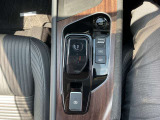 オ-トブレ-キホ-ルドは、信号待ちなどブレーキを踏んで停車した後に、ブレーキペダルから足を離しても、ブレーキ力を保持するので、足の疲れを軽減します。