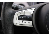 ハンドル左部分でオーディオ操作が可能。そのため、運転中でも目線をずらさずに安全運転♪スマートフォンを接続してハンズフリー通話も可能です。