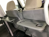 運転席・助手席の背もたれには、2列目シート用にカップホルダー付きの「格納式のシートバックテーブル」を装備しています。休憩時のちょっとした時間などカップを置いたり、小物置きに使えて便利です。