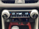 オートエアコンは温度を設定するだけで、自動で風量などを設定してくれます。運転しながら操作も必要ないので、安全性も向上します。