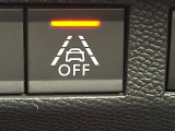 ●レーンキーピングアシスト:走行車線の逸脱を教えてくれる機能。走行時に、クルマが車線から外れていることをカメラが検知すると、ステアリングを微振動させてドライバーに警告します。