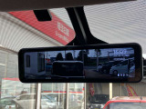 スマートルームミラー(社外品)が付いております。後席に人が乗車した時や沢山の荷物を積んだ時もバックミラーの視界が遮られる事無く見えるので便利です♪