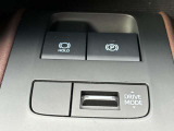 【電動パーキングブレーキ】パーキングブレーキは便利な電動式!ボタン一つで操作でき、アクセルを踏めば自動で解除されます!レバーやペダルが無いので運転席廻りもすっきりしますね!