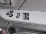 運転席側のドア内側です。ドアミラーの格納や角度調整やパワーウィンドーのスウィッチがコンパクトにまとまっています。ボトルホルダーも付いています。